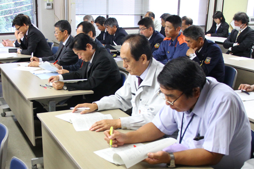 出席した約40名の管理職職員。熱心に平成31年度予算編成方針に目を通す
