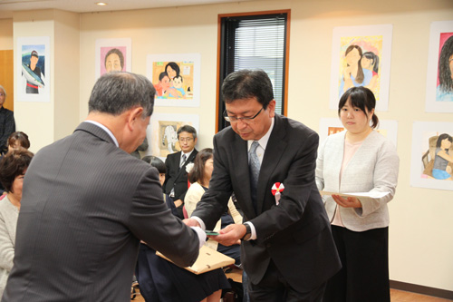 大西市長から受賞者らに賞状などが手渡された