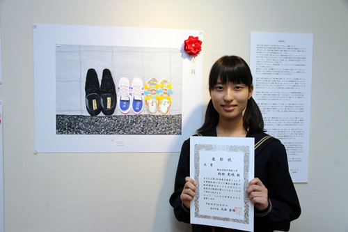 大賞を受賞した内田充咲さんと作品「我が家の玄関」