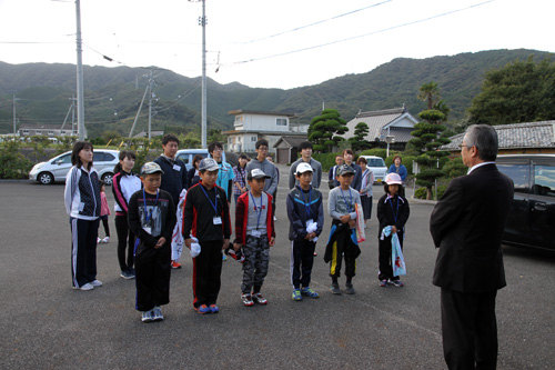 出発式では松浦教育長から激励