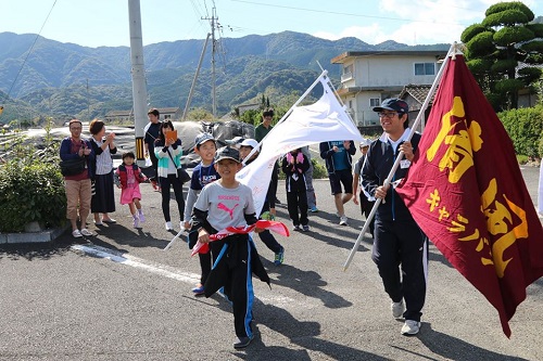 保護者に出迎えられながら、見事完歩