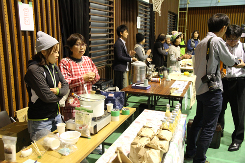 甘酒やシフォンケーキなど地元の人による出店なされ、多くの人が買い求めた