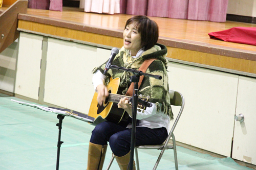 弾き語りやユニット演奏などが会場を盛り上げた