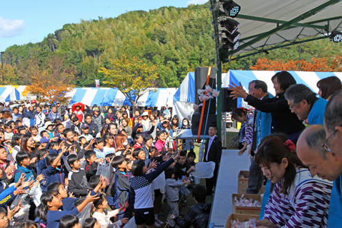 安倍昭恵内閣総理大臣夫人と気象予報士の中川祐子さんも餅まきにサプライズ参加