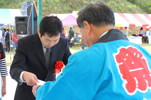 小林萌伽さんの代わりに、父親の和明さんが賞を受け取った