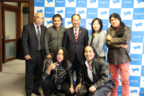 市役所を表敬訪問したリチャリーとその関係者の皆さん
