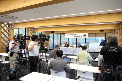 記者会見では、報道関係者から質問が相次いだ