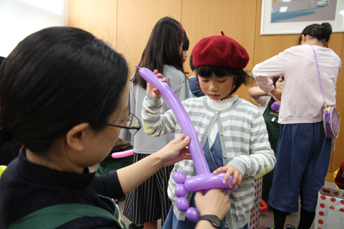子どもたちで賑わった「バルーンであそぼっ」
