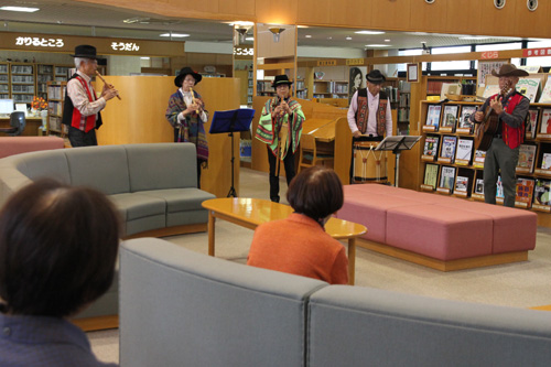 グルーポ長門によるアンデス音楽の音色が館内に響く