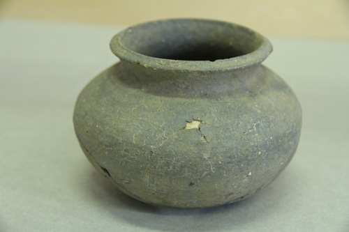 県内各地で実施された発掘調査により出土した品約220点が展示される