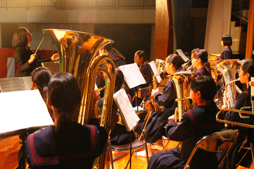 深川中学校の吹奏楽部演奏。俵山出身の子も多く、学校側も地域との関わりを大切にしている