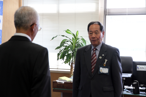 「長年住民の生命と財産を守り続けてきたことが今回の栄誉に結びついた」と大西市長