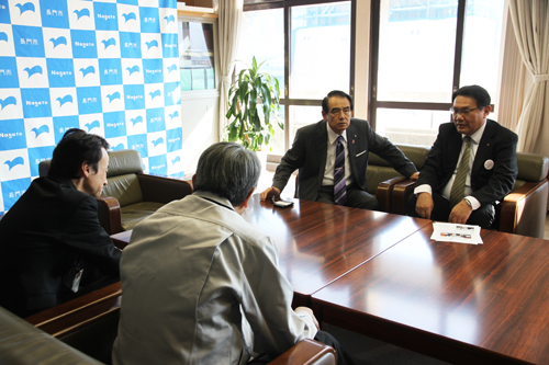 「地域性があり、ほのぼのとした良いデザイン」と語る萩山口信用金庫の小田村理事長(写真右から2番目）