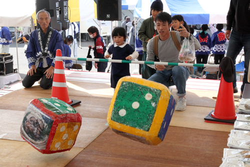 大人気のまつたけ狩りゲーム。整理券の配布には朝早くから行列が。