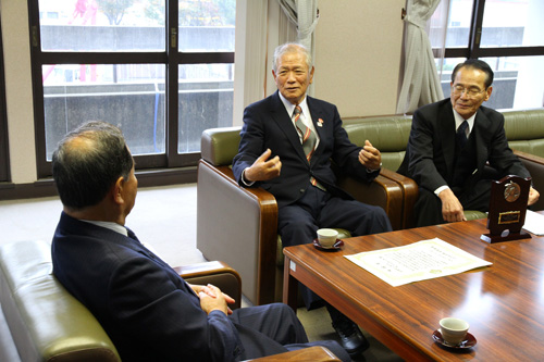 認知症高齢者の徘徊模擬訓練には、小・中学生も参加していると沓野会長