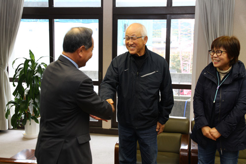 がっちりと大西市長と握手を交わす向陽クラブ代表の河田和正さん