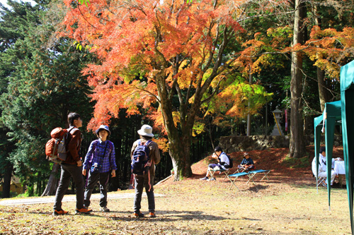 晩秋の紅葉が美しい俵山でのウォーキングイベント