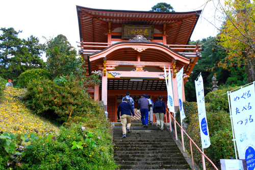 俵山各地のビュースポットを巡る。写真は郷の能満寺