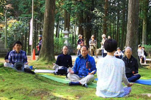 木漏れ日と苔むすの中で、癒しのヨガ体験