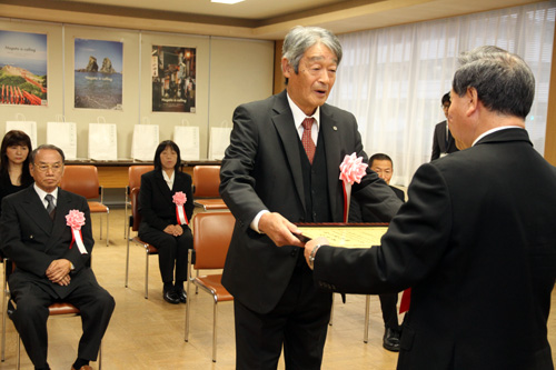 受賞者・団体に表彰状が手渡される
