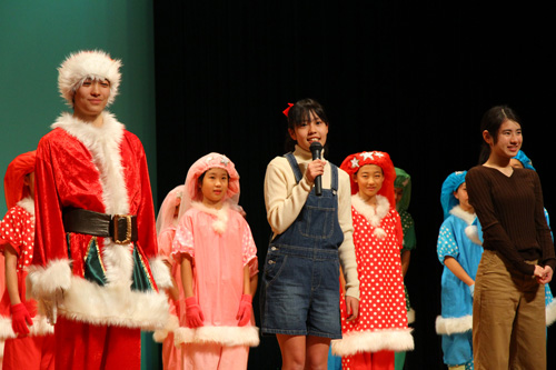 カンナ役の中村心美さん(写真前列中央)とダサンタ役の橋本豪さん(写真前列左)