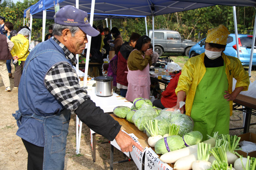 バザーでは、地元で採れた新鮮な野菜や近隣のカフェによるお菓子の販売が行われた