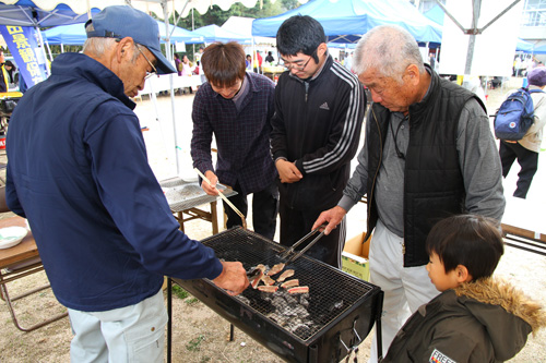 長州ながと和牛の試食コーナーは、地元の畜産農家が肉を焼いて提供した