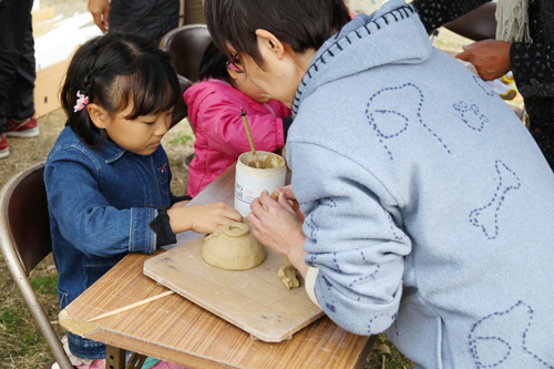 体験コーナーでは、陶芸制作や海苔のつかみどりなどが行われた