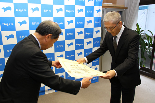 賞状を受け取る前田会長
