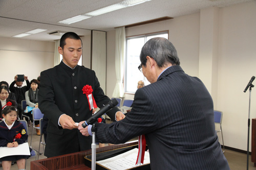 よいこと表彰の受賞者に感謝状が手渡される