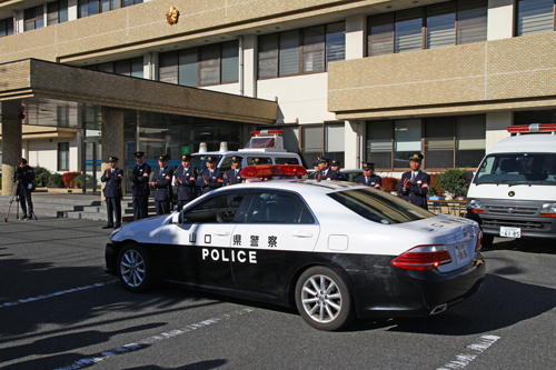 パトロールに出動する車両部隊。多くの出席者や署員に拍手で送りだされた