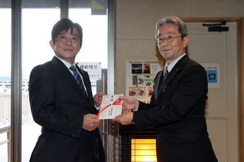 農林中央金庫お中国営業第一部の松川部長から目録が手渡される