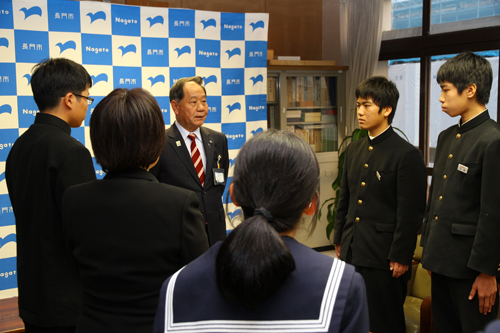 地域に根差した活動を幅広く行っていることを大西市長は強く称えた