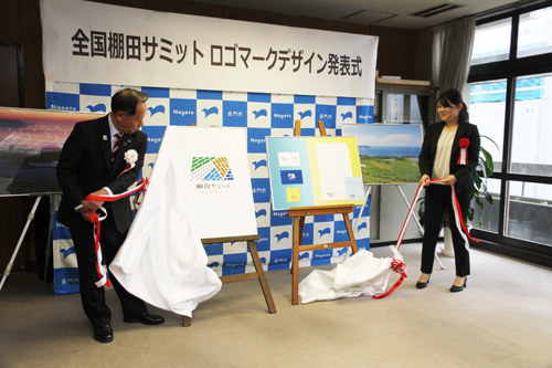 大西市長と提案者の藤田千秋さんが除幕して発表