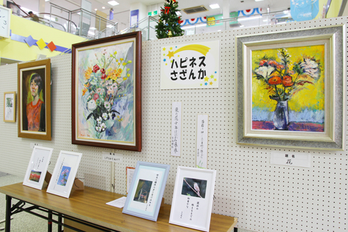 力強いタッチで描かれた絵画、俳句など