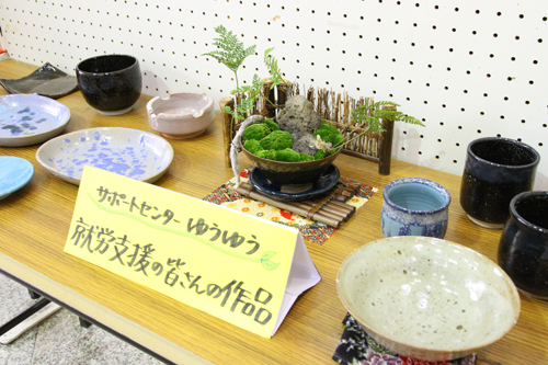 盆栽や陶芸など多様な作品が並ぶ