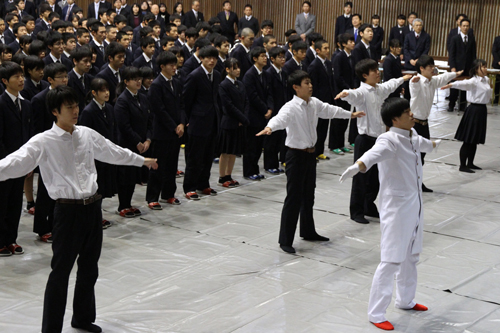 応援団や全校生徒が、校歌で激励