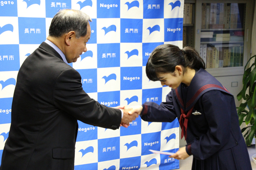 大西市長から激励費を受け取る
