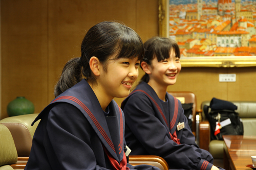 山崎さん(手前)は小学校1年生から、宮本さん(奥)は４歳からピアノを始めたという