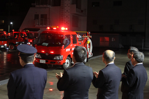 赤色灯を照らしながら警戒に出発