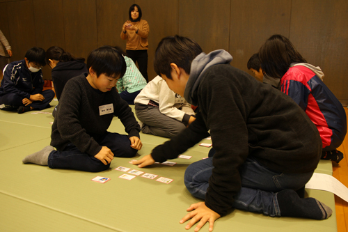 軽運動室では、俳句かるたや五色百人一首大会が開催。白熱した戦いが繰り広げられた
