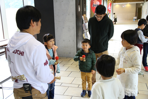 けん玉教室では、姿勢や持ち方も指導。子どもたちも興味津々