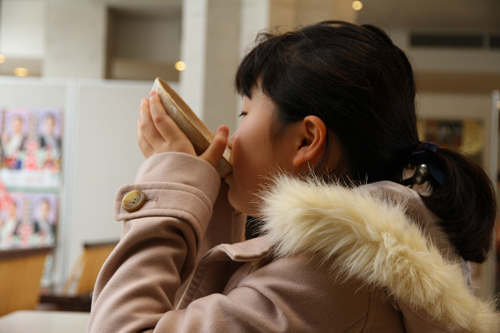 茶道教室を体験した子どもは、「ちょっとお茶が苦かった」と話した