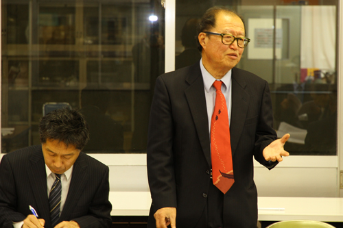 発起人代表で前方自治会長槇田健氏(写真右)。議案の質問に対して真摯に答える