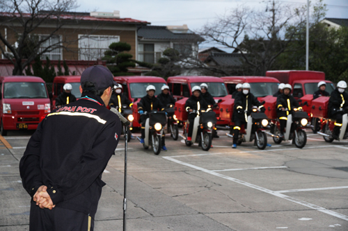 年男の長門郵便局郵便部の秦武文さんの号令で、郵便バイクが一斉に出発