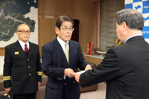 退団の辞令交付を受ける流田さん