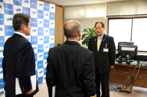 退任した流田さんおよび着任した村部さんに労いと激励の言葉を述べる大西市長