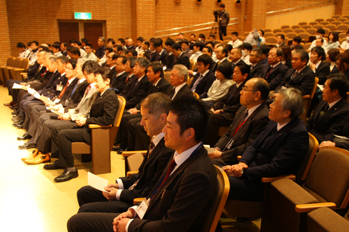 市職員約１５０人が出席した