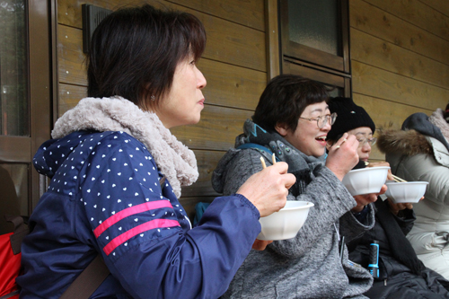 地元の食材を使ったお雑煮で、体を温める