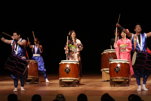 アトラクションとして和太鼓グループ「鼓波会」の演奏が行われた